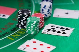 Layar permainan Ikan Jackpot di kurirslot menampilkan berbagai jenis ikan dan senjata penargetan